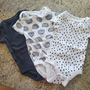 0-3 month onsies- never worn